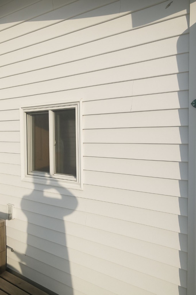 Clean white vinyl siding on a London Ontario home after professional soft wash service by Core Exteriors